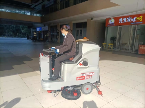 南寧龍光國際選用駕駛式洗地機做日常保潔